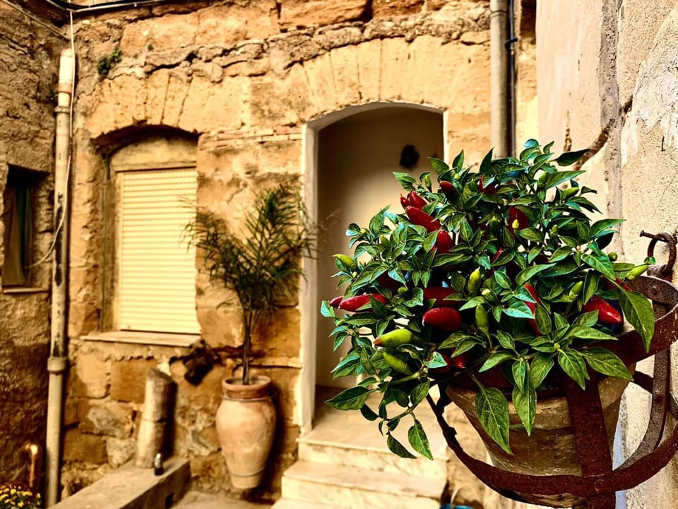 Decorative detail, Inner courtyard view