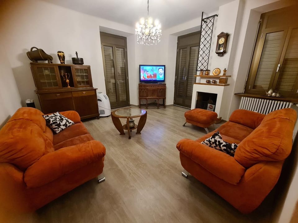 Communal lounge/ TV room, TV and multimedia, Living room, Seating area, Evening entertainment