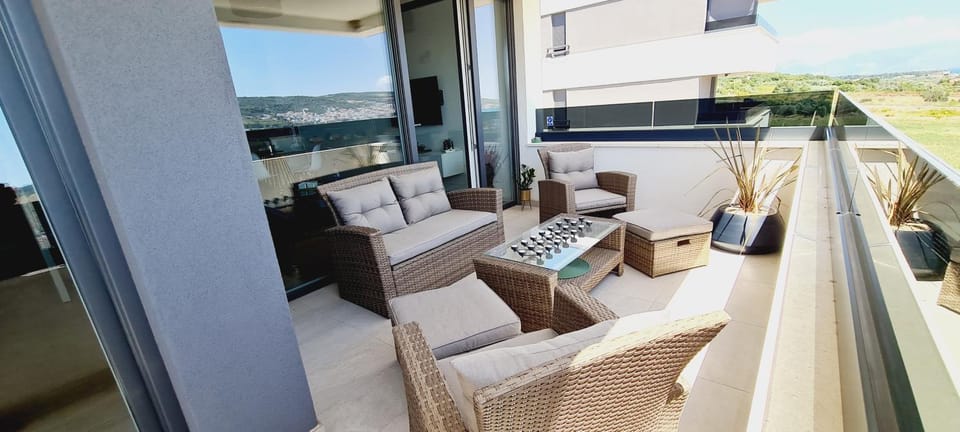 Day, Natural landscape, View (from property/room), Balcony/Terrace, Seating area, Mountain view