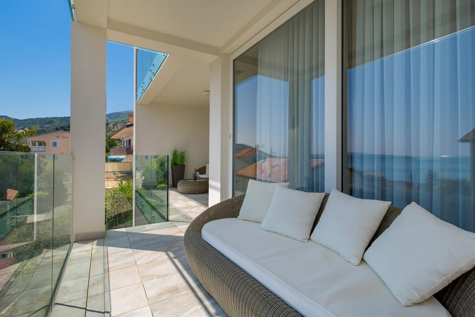 Patio, Balcony/Terrace, Living room, Seating area