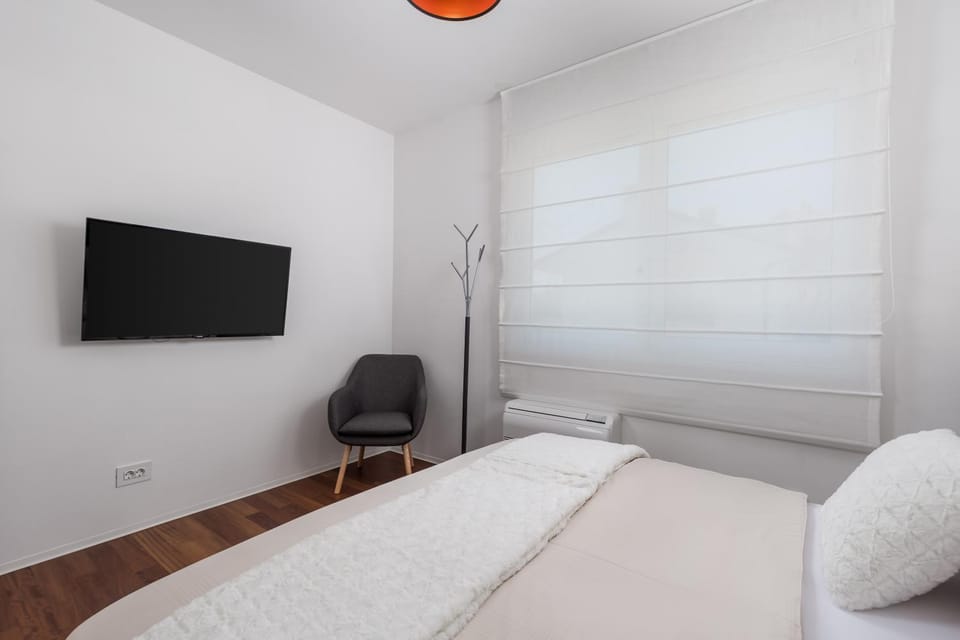 Bed, TV and multimedia, Photo of the whole room, Bedroom