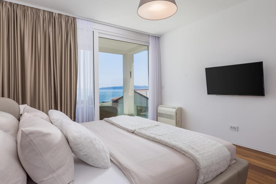 Photo of the whole room, Sea view
