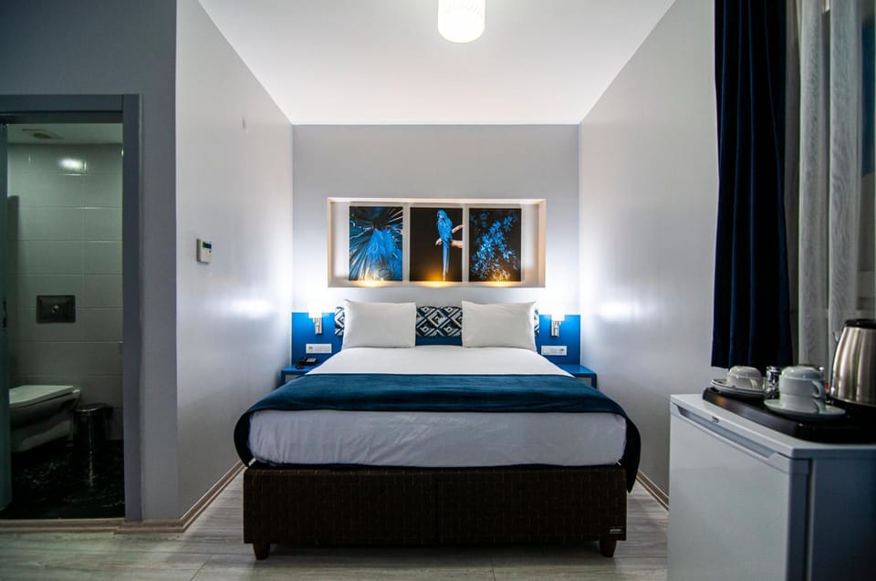 Bed, Bathroom, Photo of the whole room, Bedroom, oven