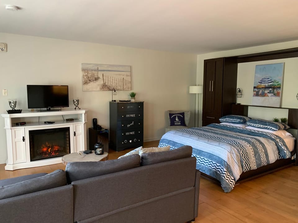 Photo of the whole room, storage
