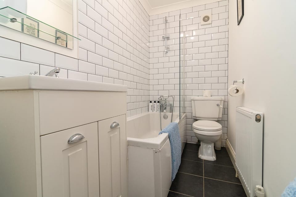 Shower, Toilet, Bathroom, Bath