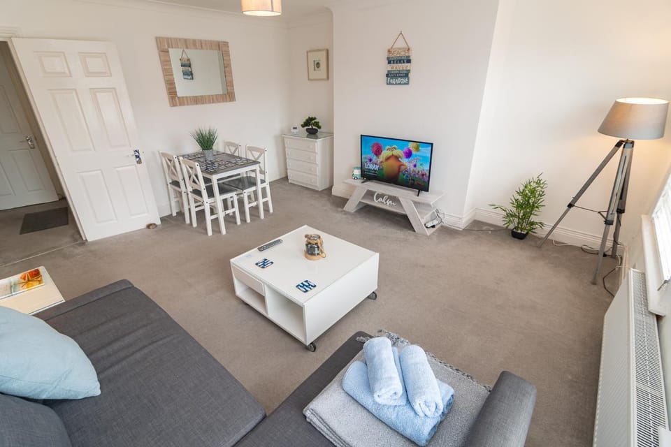 Living room, Photo of the whole room, Decorative detail, Dining area, towels