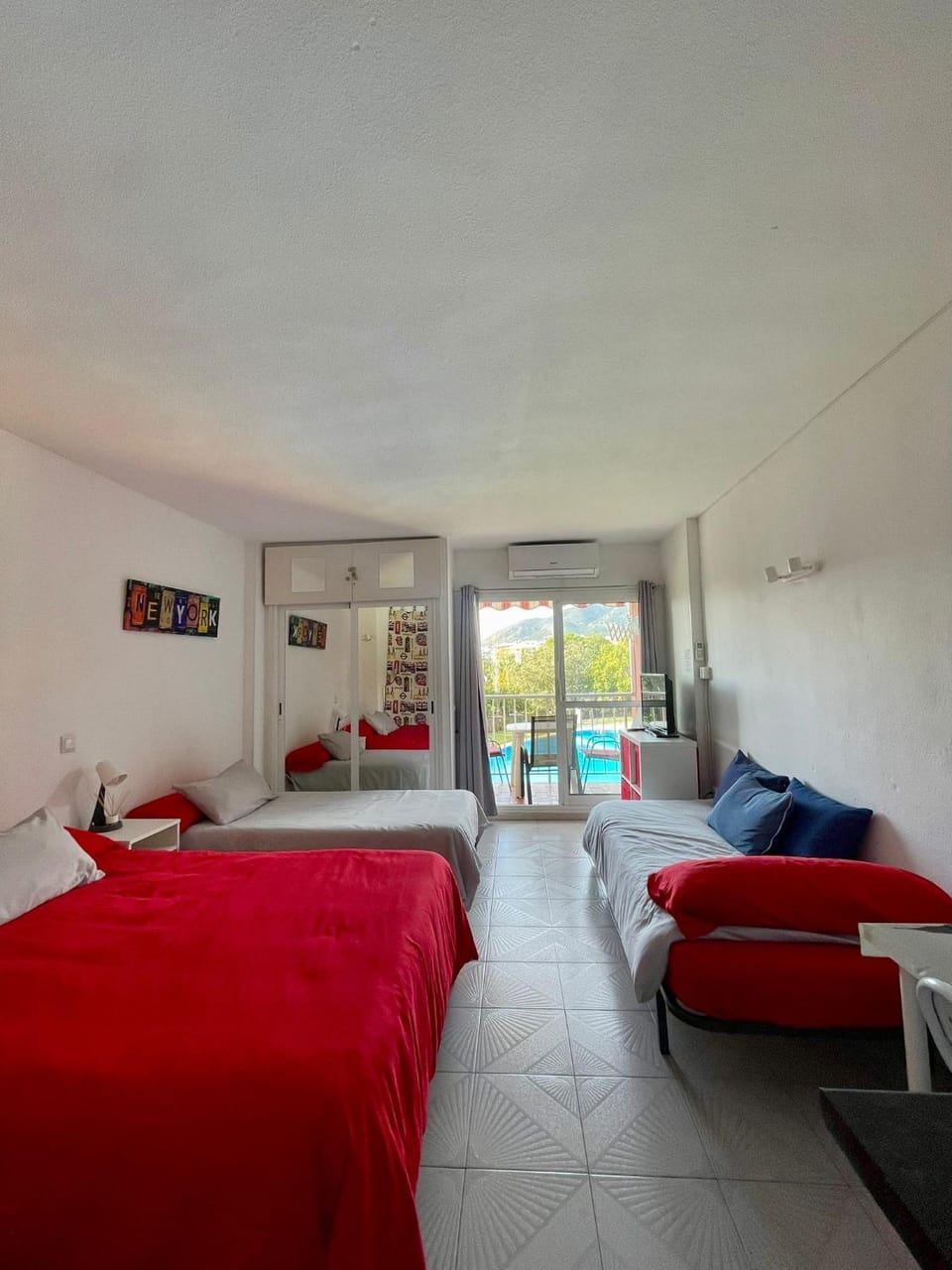 Bed, Photo of the whole room