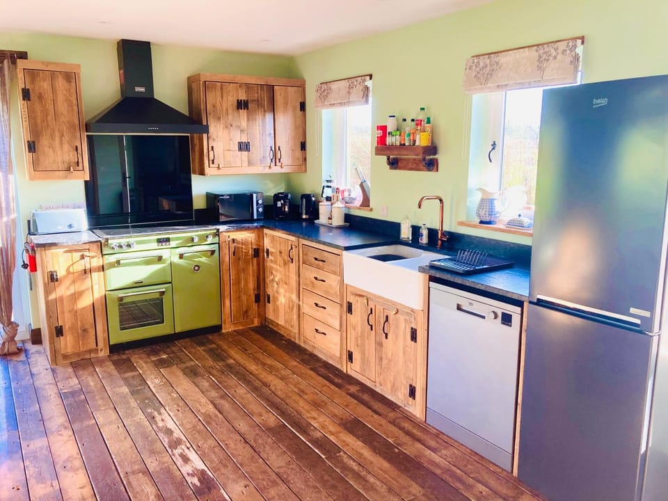 Deer Den timber clad cabin with hot tub, up private lane Cabin in East Devon District