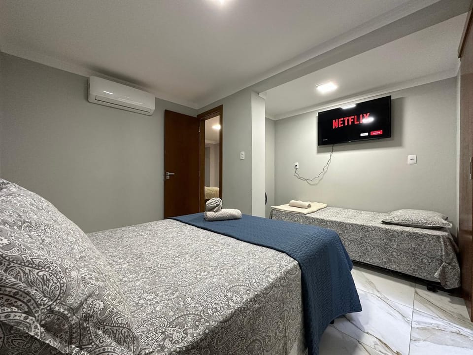 Bed, TV and multimedia, Photo of the whole room, Bedroom, towels, air conditioner