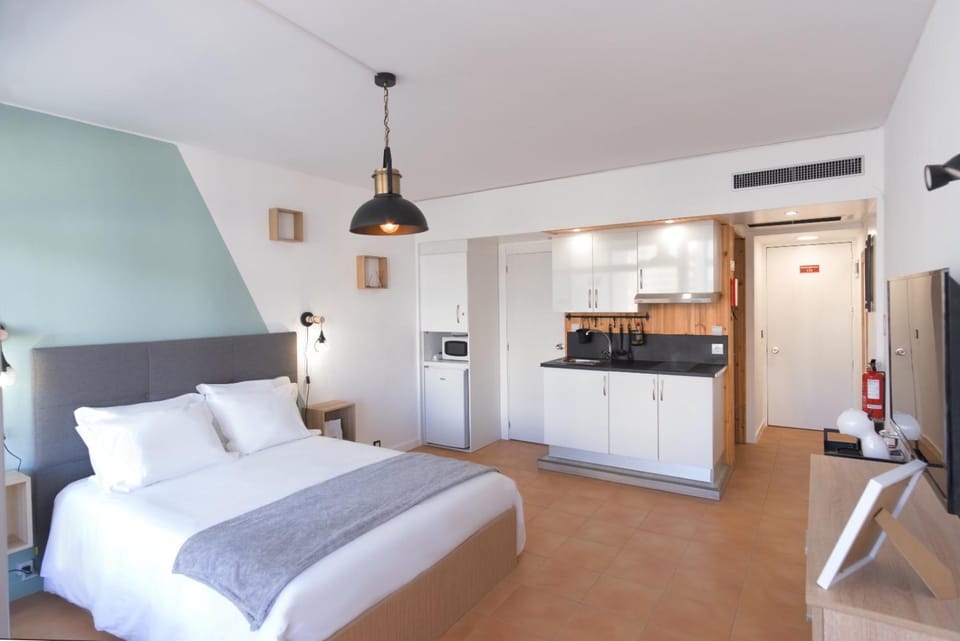 Bedroom, kitchen