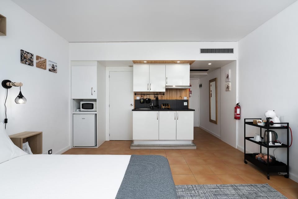 Coffee/tea facilities, Kitchen or kitchenette, Photo of the whole room, Decorative detail, Dining area, Bedroom, Meals, minibar, stove, toaster, kitchen
