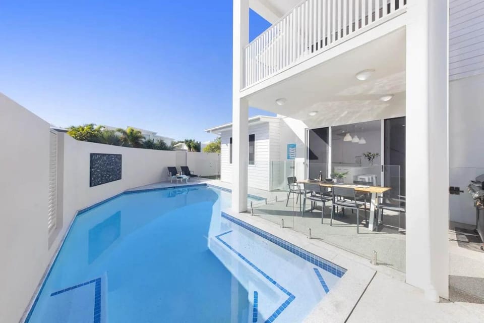 Waves Beach House House in Sunshine Coast