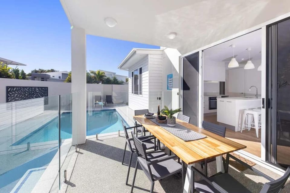 Waves Beach House House in Sunshine Coast
