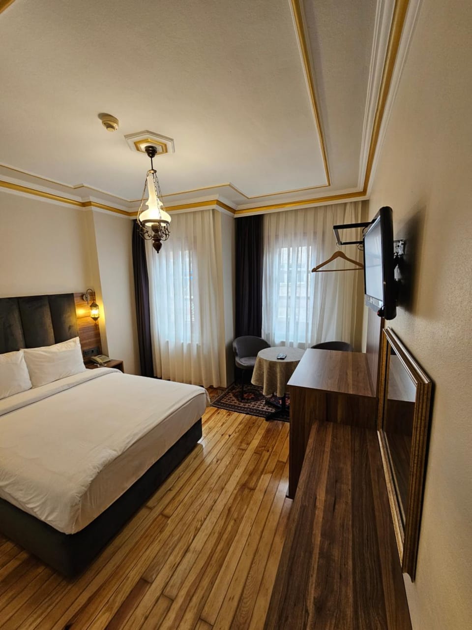 Bed, Seating area, hair dresser