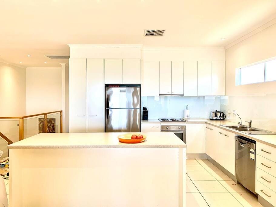 Sunset Ocean Views Esplanade 5 BR Sleeps 10 House in Sellicks Beach