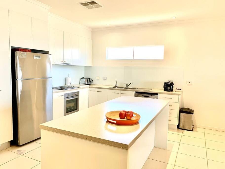 Sunset Ocean Views Esplanade 5 BR Sleeps 10 House in Sellicks Beach