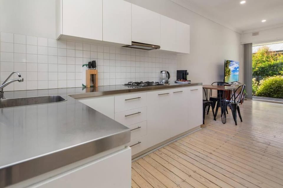 Stay Here On Pier- 2 Bdrm Sleeps 4 Beach Wifi House in Adelaide