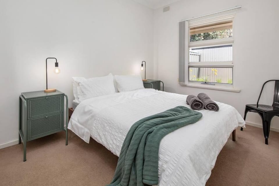 Stay Here On Pier- 2 Bdrm Sleeps 4 Beach Wifi House in Adelaide