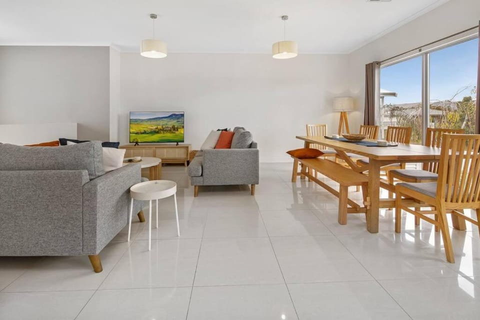 Jo's Sanctuary- 4 Bdrms Sleeps 10 Beach & scrub House in Adelaide