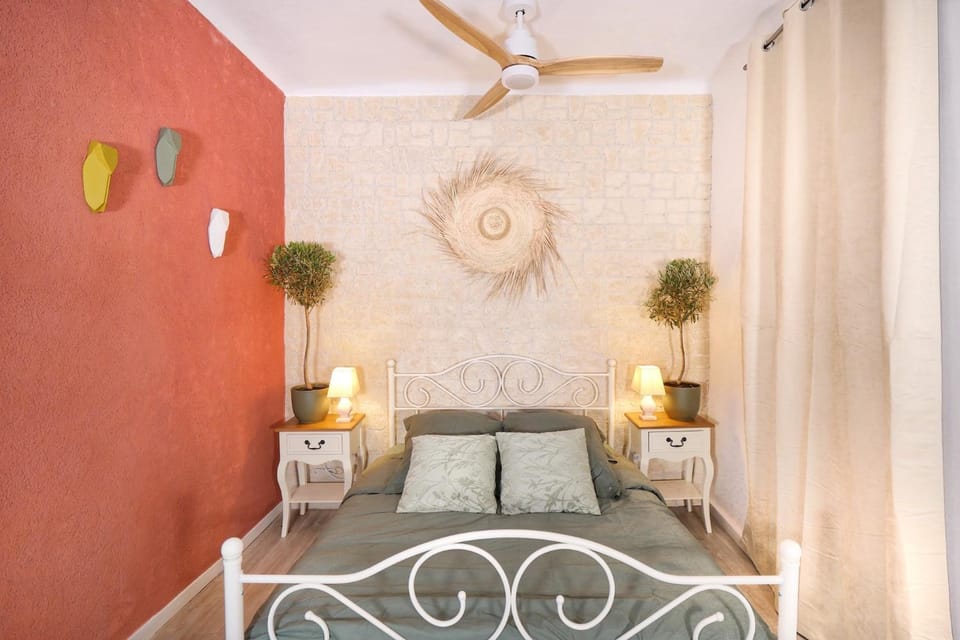 Photo of the whole room, Bedroom