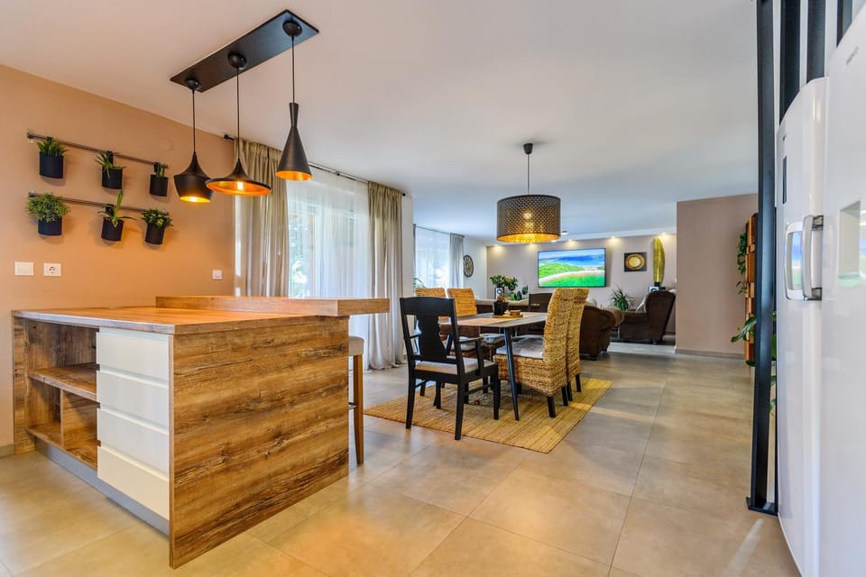 Kitchen or kitchenette, Seating area, Dining area