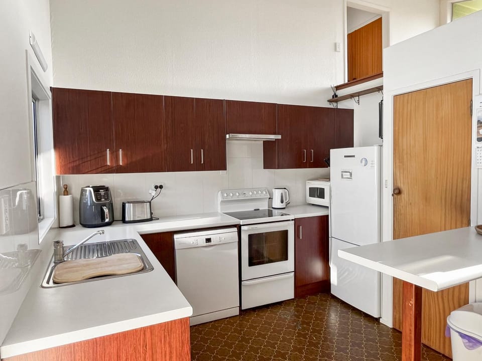 Coffee/tea facilities, Kitchen or kitchenette, dishwasher, oven, stove, toaster