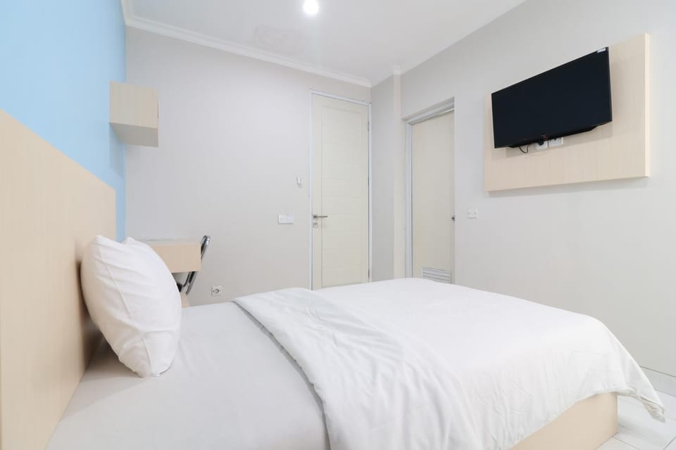Bed, TV and multimedia, Bedroom