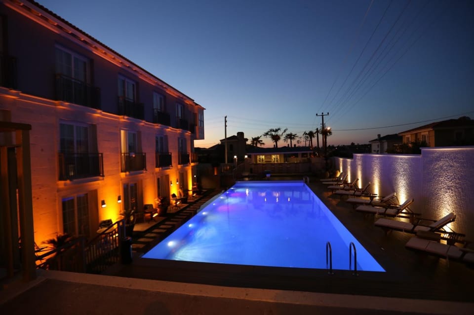 Property building, Night, Pool view, Swimming pool, Swimming pool, sunbed