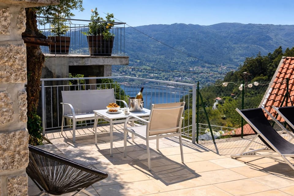 View (from property/room), Balcony/Terrace, Lake view, River view