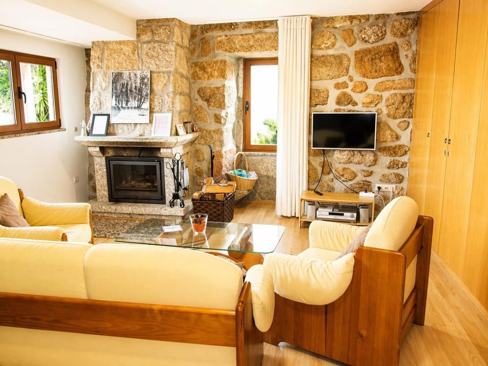 Communal lounge/ TV room, TV and multimedia, Living room, Seating area
