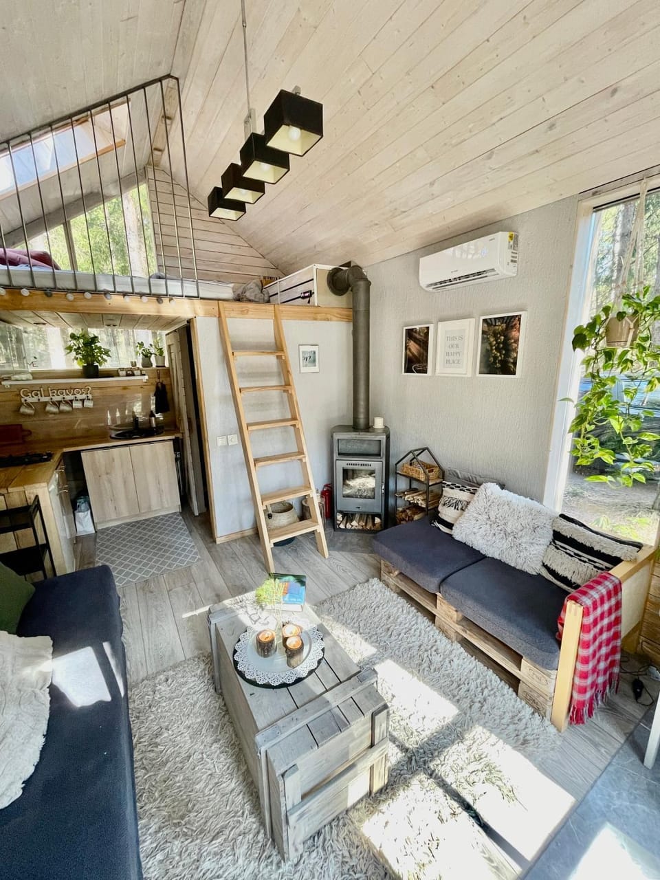 Kitchen or kitchenette, Living room