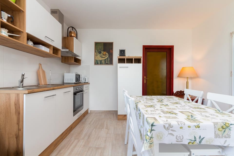 Kitchen or kitchenette, Dining area, minibar