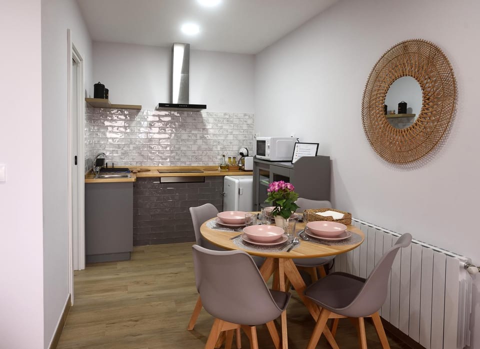 Kitchen or kitchenette, Dining area