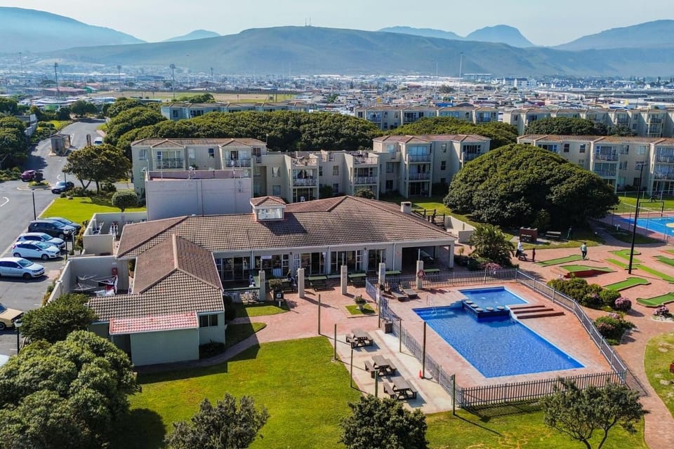 Property building, Bird's eye view, Swimming pool