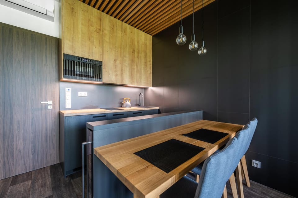 Kitchen or kitchenette, Dining area