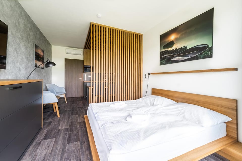 Bed, Photo of the whole room, towels