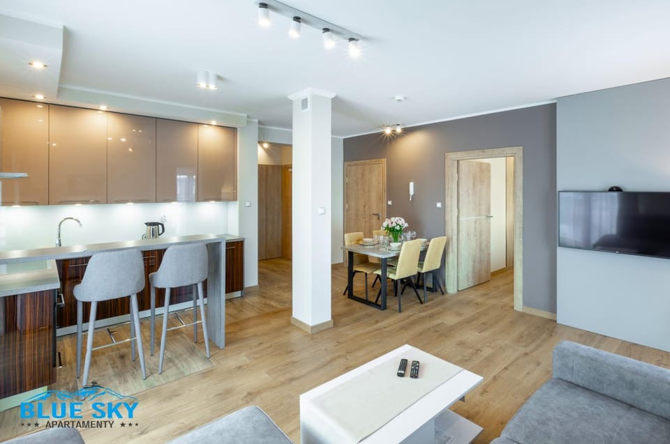 TV and multimedia, Kitchen or kitchenette, Living room, Seating area