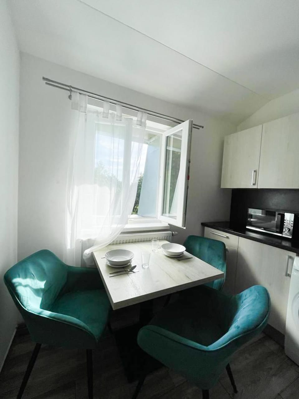 Kitchen or kitchenette, Dining area