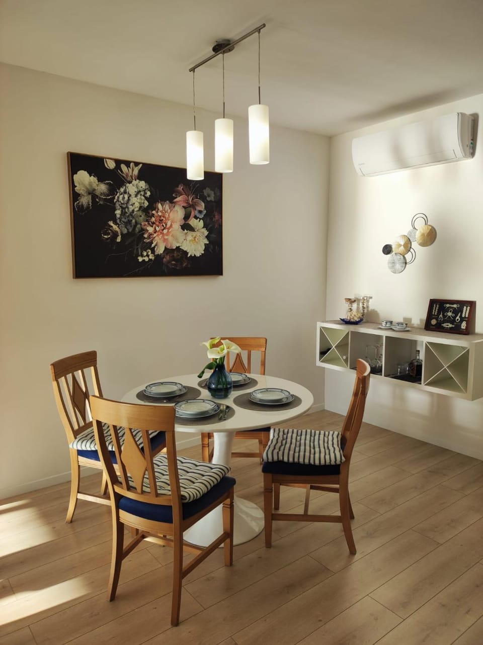 Food and drinks, Seating area, Dining area