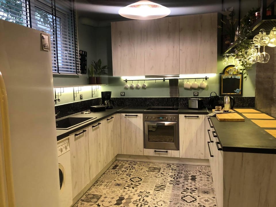 pet friendly, pet friendly, stove, stove, kitchen