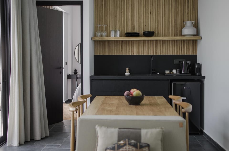 Kitchen or kitchenette, Dining area, stove
