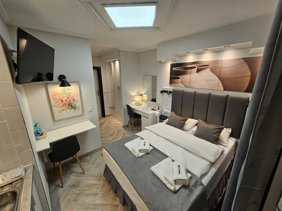 Communal lounge/ TV room, Bed, TV and multimedia, Photo of the whole room, Decorative detail, Bedroom, bidet, towels, wardrobe