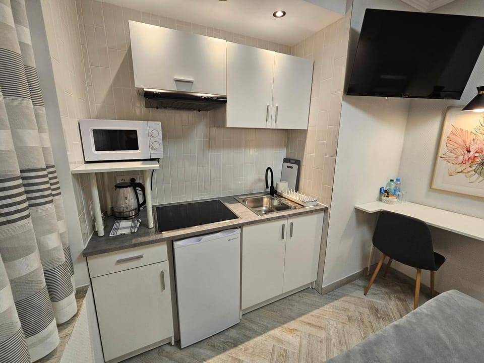 TV and multimedia, Coffee/tea facilities, Kitchen or kitchenette, oven, stove