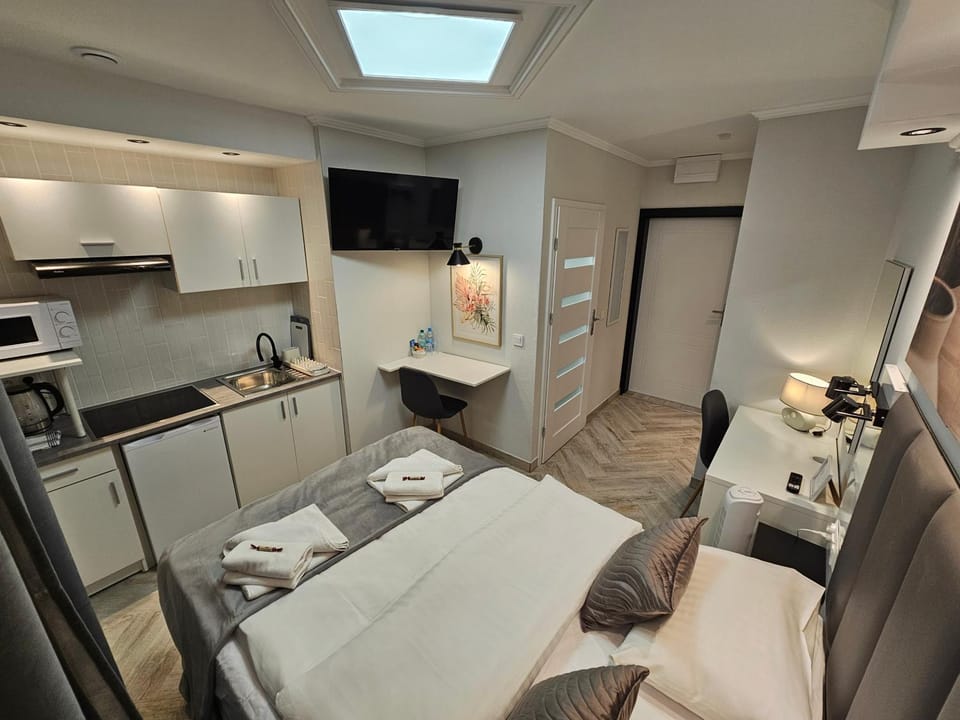TV and multimedia, Coffee/tea facilities, Kitchen or kitchenette, Living room, stove