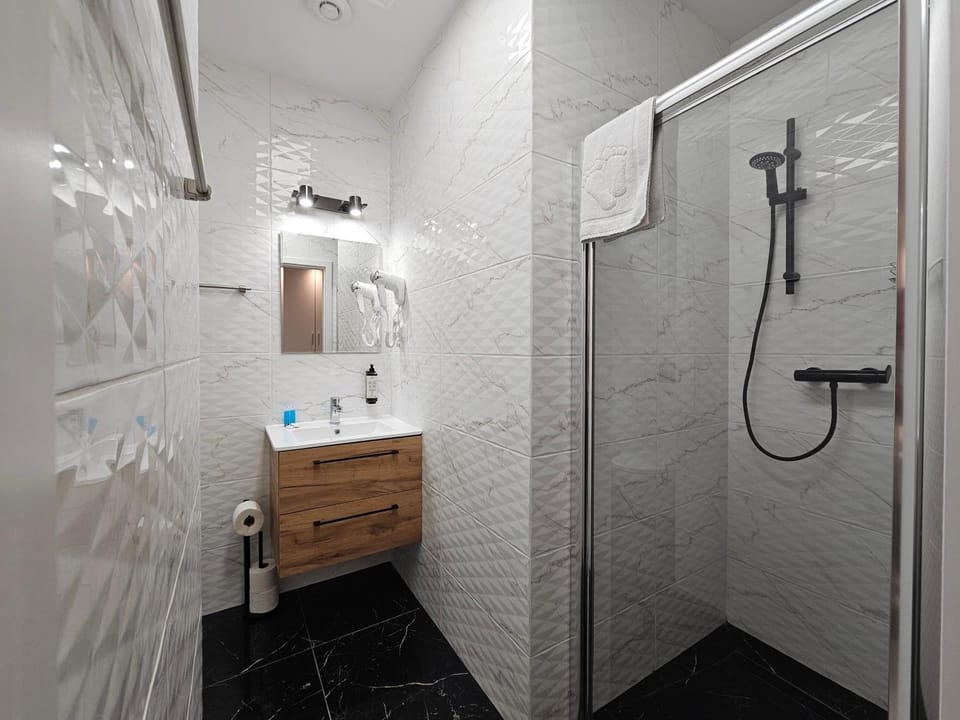 Shower, Bathroom, towels