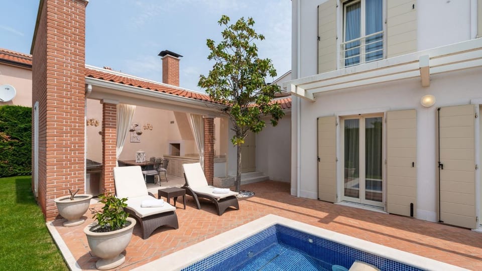Property building, BBQ facilities, Garden, Balcony/Terrace, Seating area, Dining area, Swimming pool
