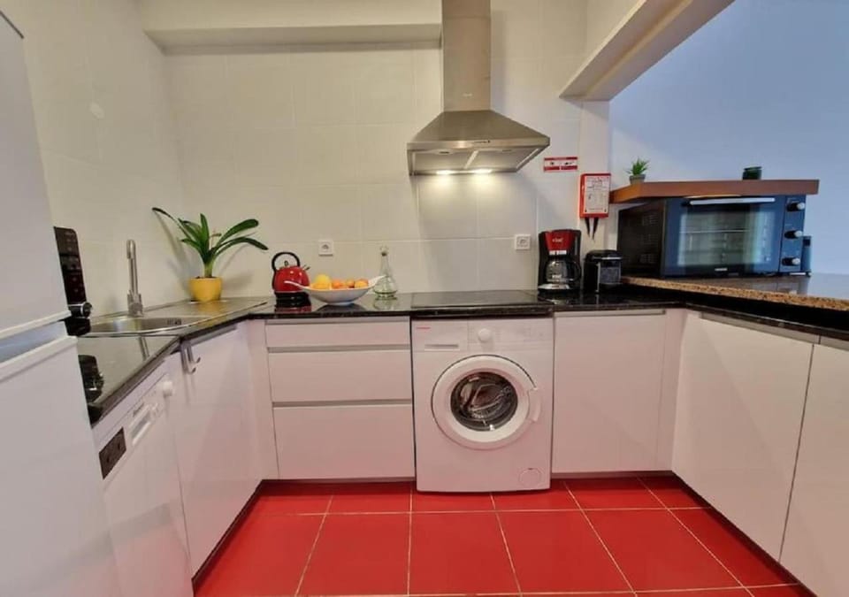 Coffee/tea facilities, Kitchen or kitchenette, On site, dishwasher, microwave, oven, stove, kitchen