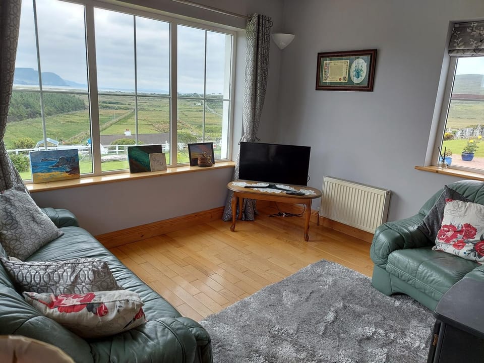 Living room, Mountain view