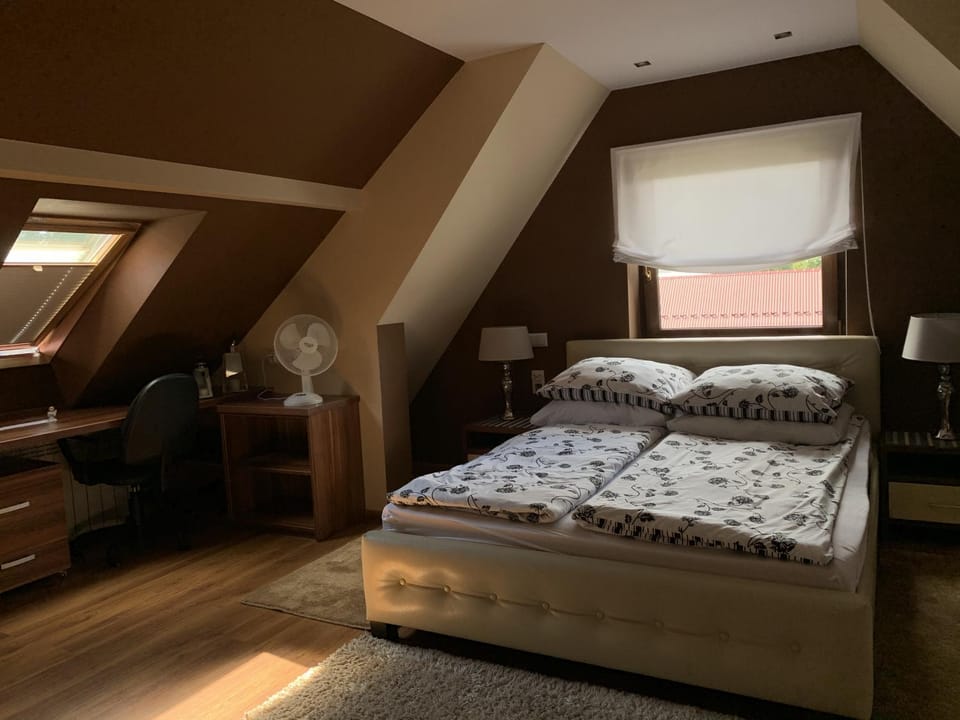 Bed, Photo of the whole room, Seating area, Bedroom