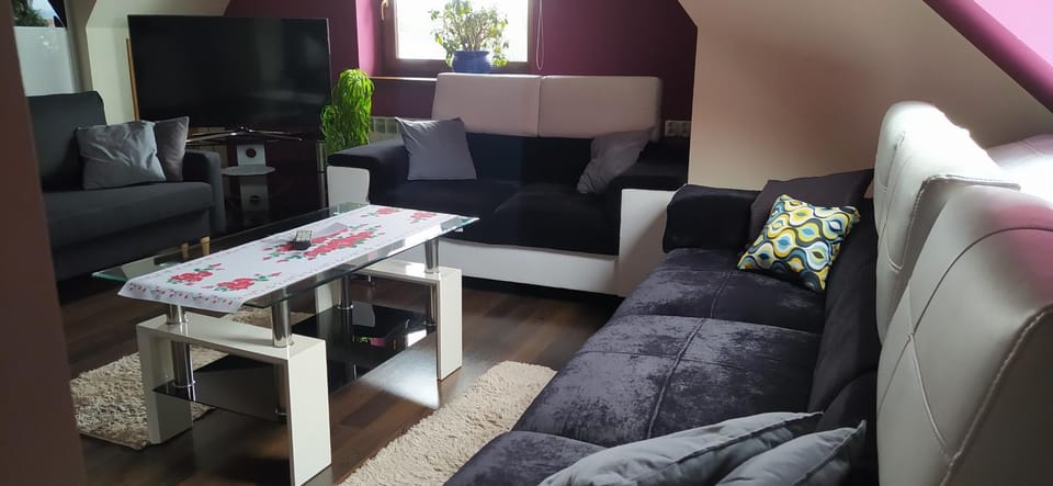 TV and multimedia, Living room, Seating area, Evening entertainment